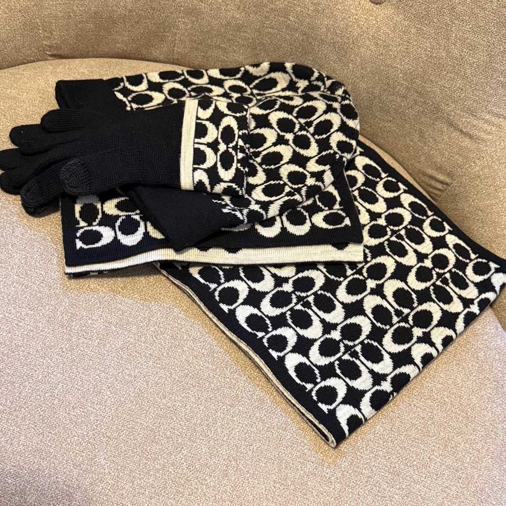 Coach Black and White Signature Scarf, hat, & mittens set NWOT